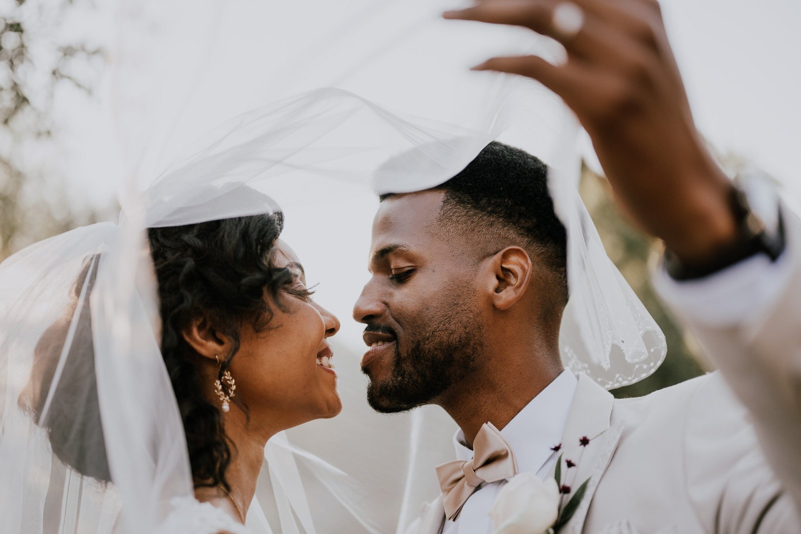 portrait de couple naturel sous le voile de la mariée