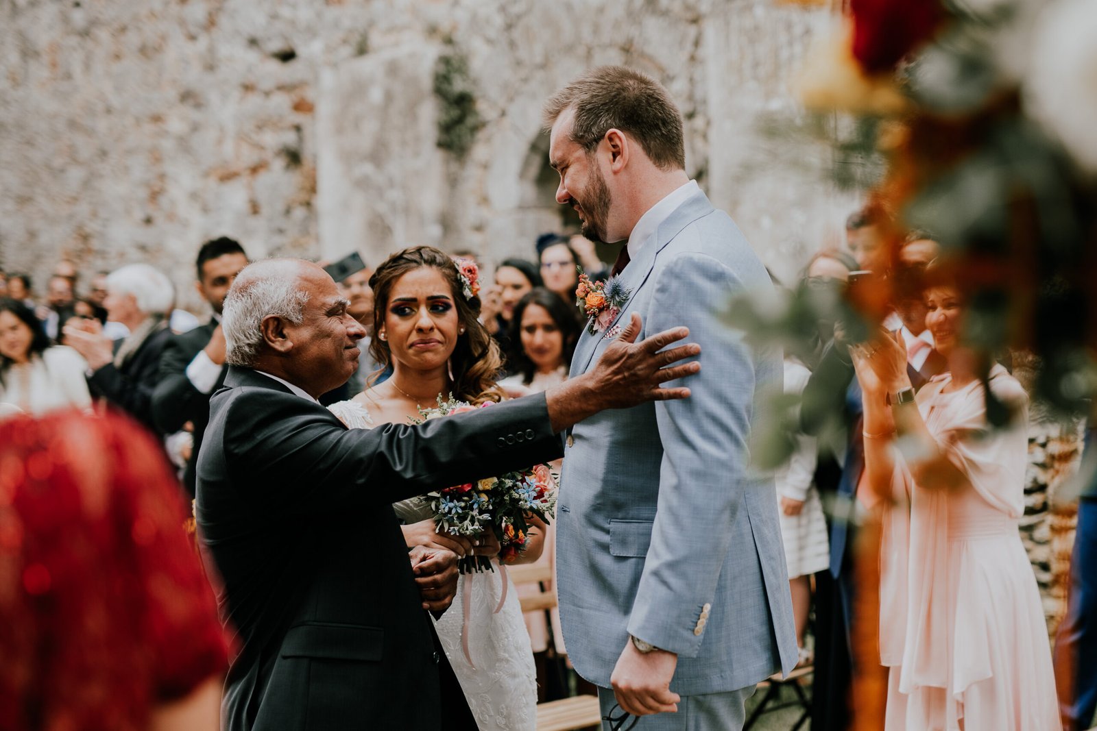 invités de mariage photographiés sur le vif pendant la cérémonie