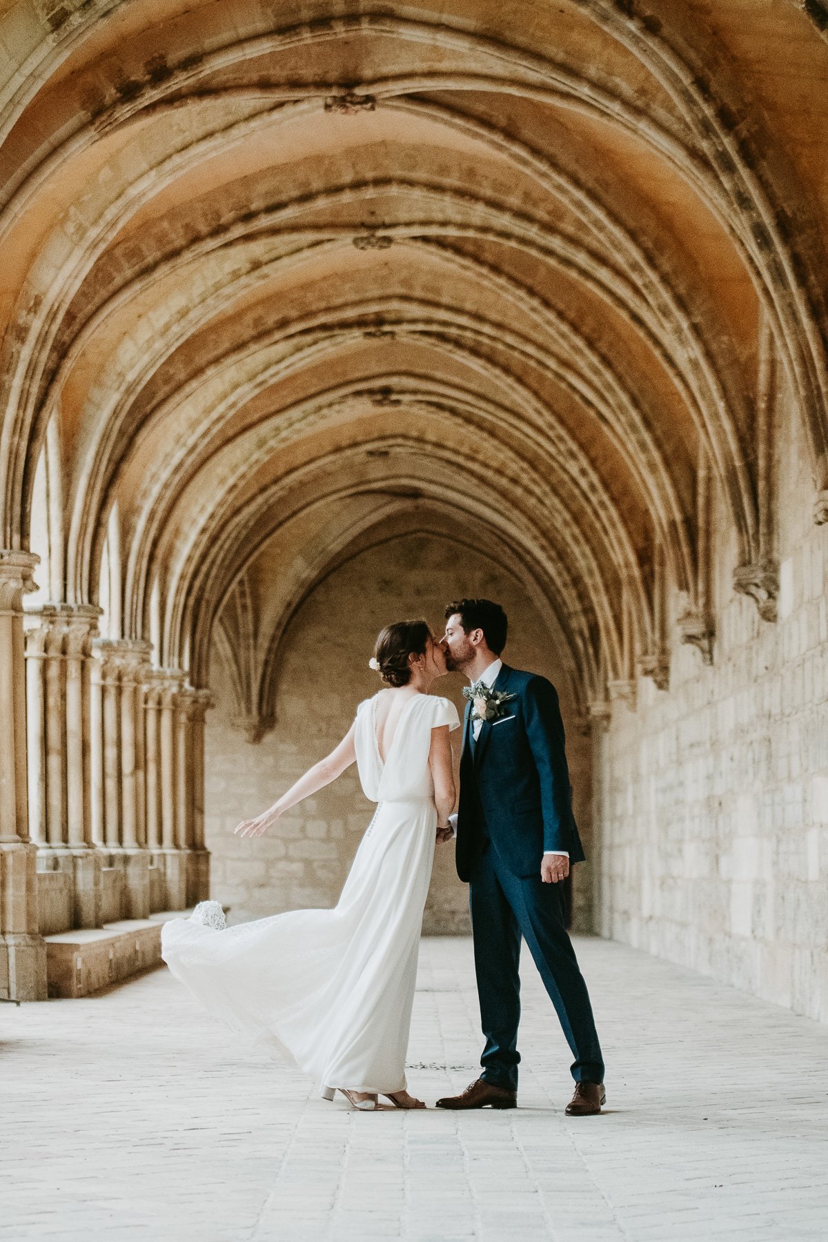 couple de mariés dans une architecture élégante
