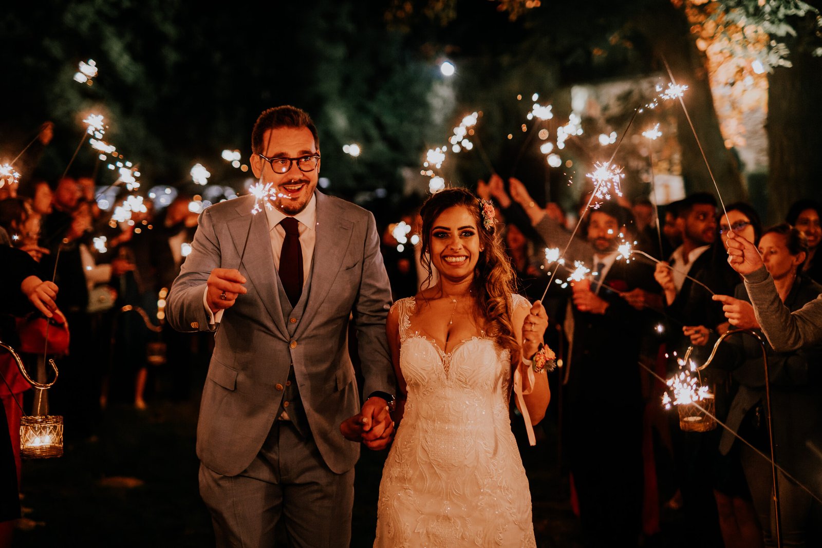 sortie de mariage de nuit avec invités et cierges magiques